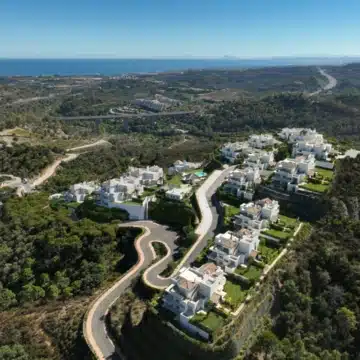 Penthouse with spectacular rooftop terraces in Marbella Club Hills, Benahavis Picture 2