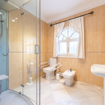Classical style villa with beautiful mountain views in the heart of El Paraíso Medio, Estepona Picture 13