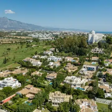 Classical style villa with beautiful mountain views in the heart of El Paraíso Medio, Estepona Picture 16