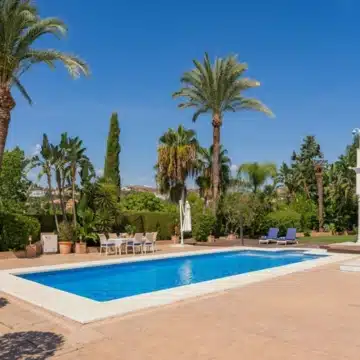 Classical style villa with beautiful mountain views in the heart of El Paraíso Medio, Estepona Picture 18