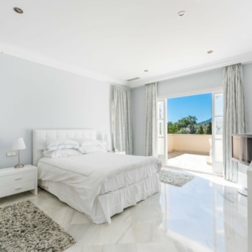 Classical style villa with beautiful mountain views in the heart of El Paraíso Medio, Estepona Picture 7