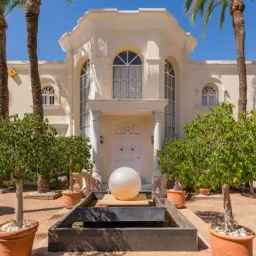 Classical style villa with beautiful mountain views in the heart of El Paraíso Medio, Estepona Picture 31