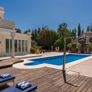 Classical style villa with beautiful mountain views in the heart of El Paraíso Medio, Estepona Picture 10