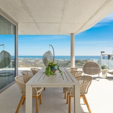 Luxury penthouse with stunning panoramic views of the mediterranean sea in Real de La Quinta, Benahavis Picture 2