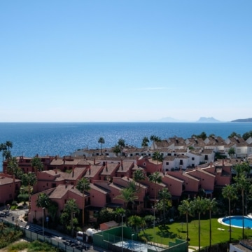 Beautiful refurbished 3-bedroom duplex penthouse situated on the front line beach in Estepona Picture 13