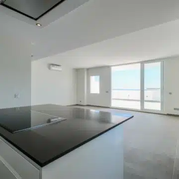 Beautiful refurbished 3-bedroom duplex penthouse situated on the front line beach in Estepona Picture 24