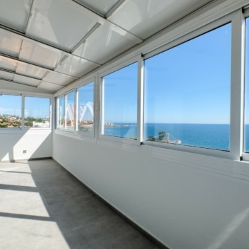 Beautiful refurbished 3-bedroom duplex penthouse situated on the front line beach in Estepona Picture 6