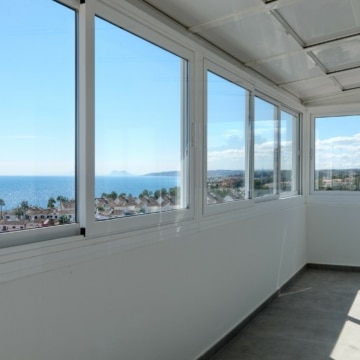 Beautiful refurbished 3-bedroom duplex penthouse situated on the front line beach in Estepona Picture 18