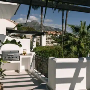 Outstanding duplex penthouse in La Quinta Village, Nueva Andalucia Picture 2