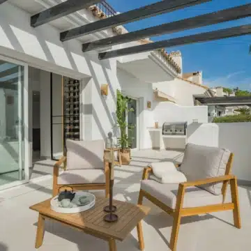 Outstanding duplex penthouse in La Quinta Village, Nueva Andalucia Picture 0