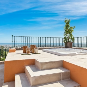 Elegant 3-bedroom duplex penthouse with panoramic sea views in Los Belvederes, Nueva Andalucia Picture 20