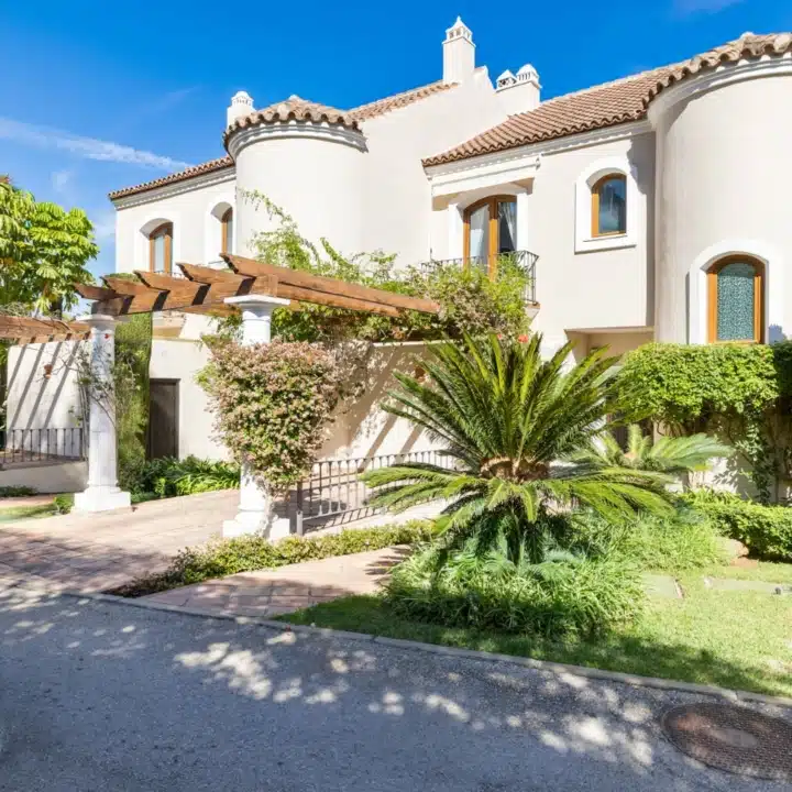 Spacious and cozy townhouse in a gated community of Paraiso Hills, Estepona Picture