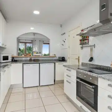 Spacious and cozy townhouse in a gated community of Paraiso Hills, Estepona Picture 13