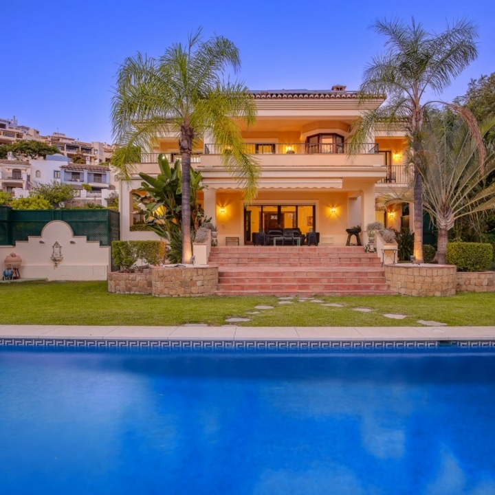 Magnificent villa with incredible views in Los Arqueros, Benahavis Picture