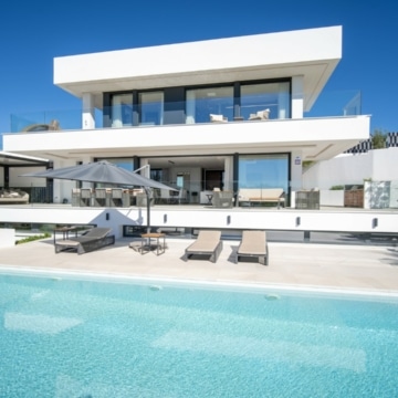 Superb villa with modern architecture in Nueva Andalucía, Marbella Picture 15