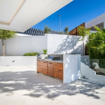 Superb villa with modern architecture in Nueva Andalucía, Marbella Picture 20