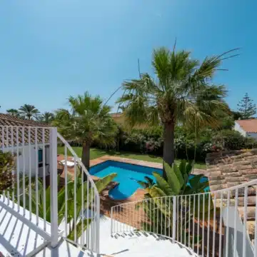 Spectacular beachside villa with stunning sea views in Marbesa, Marbella East Picture 9