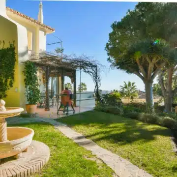 Magnificent 5-bedroom villa with spectacular sea views in Rio Real, Marbella Picture 33