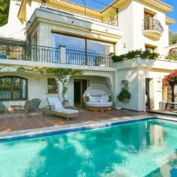 Magnificent 5-bedroom villa with spectacular sea views in Rio Real, Marbella Picture 31