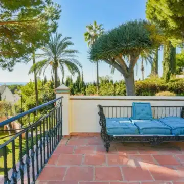 Magnificent 5-bedroom villa with spectacular sea views in Rio Real, Marbella Picture 14