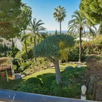 Magnificent 5-bedroom villa with spectacular sea views in Rio Real, Marbella Picture 16