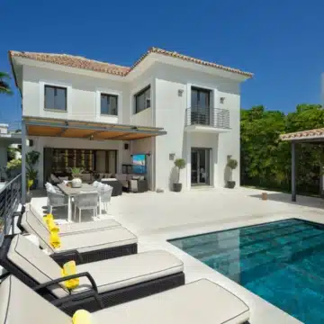 Spectacular 6 bedroom villa with panoramic views in the heart of El Herrojo, Benahavis Picture 23