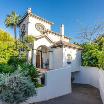 Beautiful and spacious 5 bedroom villa with private pool in the centre of Marbella Picture 28