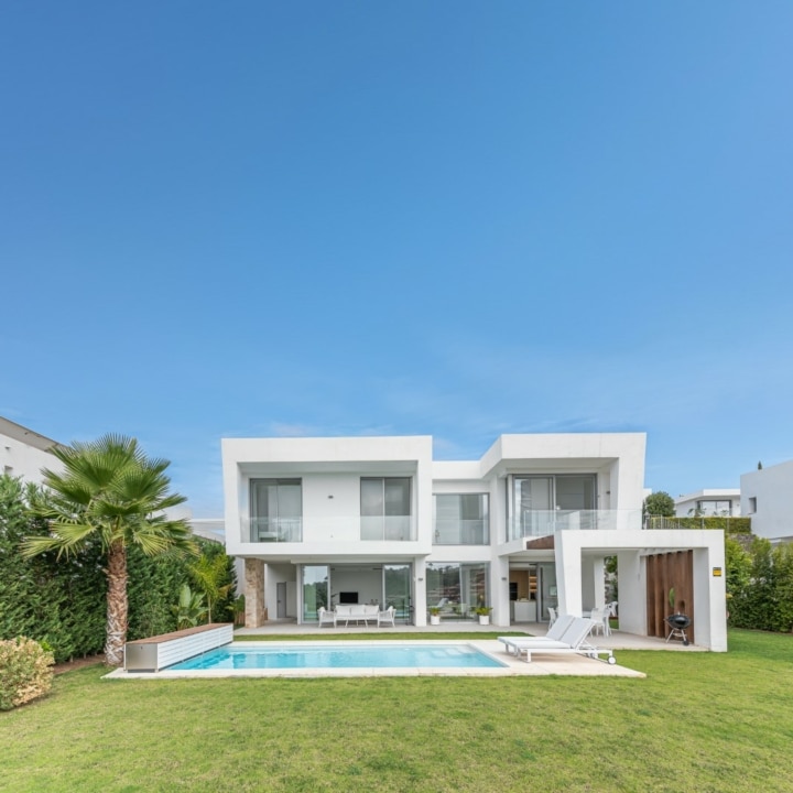 Beautiful villa with spectacular golf and sea views in Santa Clara, Marbella Picture