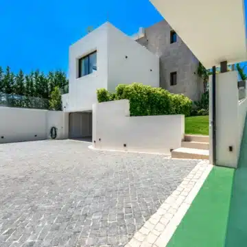 Modern luxury villa with mesmerising golf course views in La Cerquilla, Nueva Andalucia Picture 15