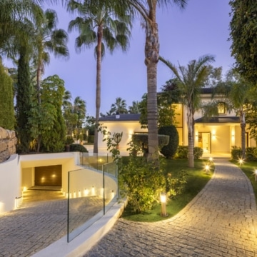 Luxurious frontline golf villa with stunning mountain views in Nueva Andalucia, Marbella Picture 18