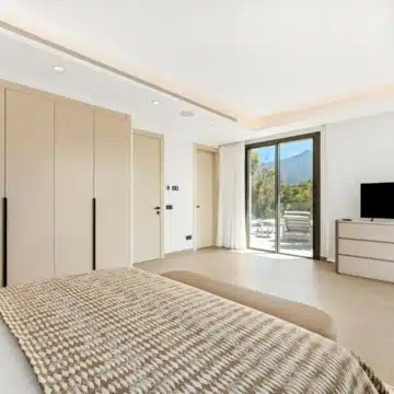 Modern luxury villa with mesmerising golf course views in La Cerquilla, Nueva Andalucia Picture 6