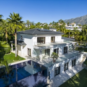 Luxurious frontline golf villa with stunning mountain views in Nueva Andalucia, Marbella Picture 22