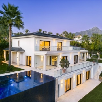 Luxurious frontline golf villa with stunning mountain views in Nueva Andalucia, Marbella Picture 23