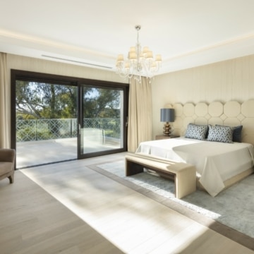 Luxurious frontline golf villa with stunning mountain views in Nueva Andalucia, Marbella Picture 6