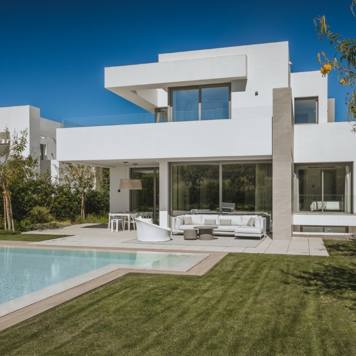 King’s Hills – Luxury villa with stunning golf views in El Paraiso, Estepona Picture