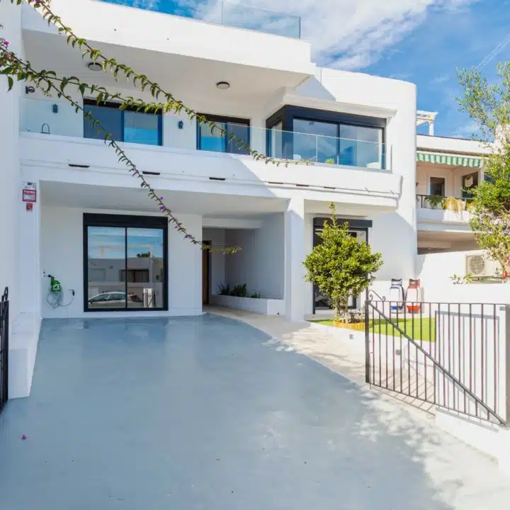 Beautifully renovated 5 bedroom townhouse in Guadalmina Golf, San Pedro de Alcantara Picture