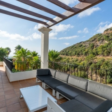 Beautiful villa in a gated community of Benahavis Hills Country Club, Benahavis Picture 14