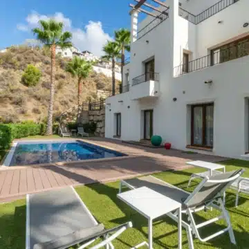 Beautiful villa in a gated community of Benahavis Hills Country Club, Benahavis Picture 2