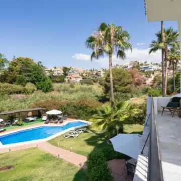 Scandinavian villa on frontline golf course in Los Naranjos, Nueva Andalucia Picture 6