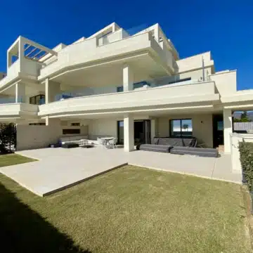 Modern ground floor apartment with private garden on New Golden Mile, Estepona Picture 19