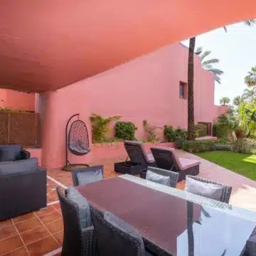 Beautiful ground floor apartment located in the gated community of Menara Beach, Estepona Picture 1