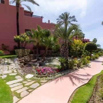 Beautiful ground floor apartment located in the gated community of Menara Beach, Estepona Picture 13