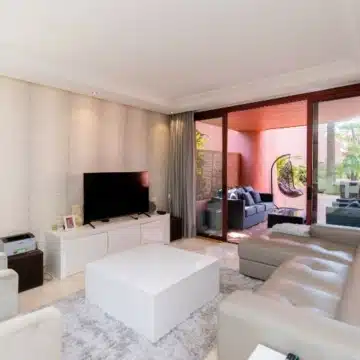 Beautiful ground floor apartment located in the gated community of Menara Beach, Estepona Picture 15