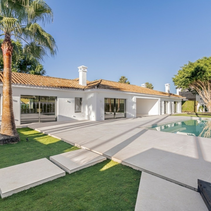 Newly built frontline golf villa in Guadalmina Alta, San Pedro de Alcantara Picture