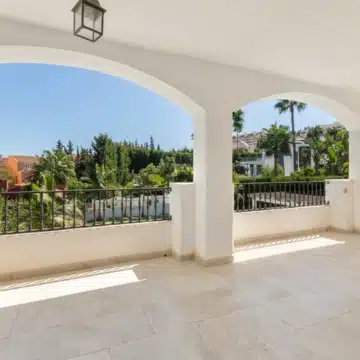 Beautiful and elegant 4-bedroom villa in Nueva Andalucia, Marbella Picture 13