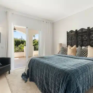 Beautiful and elegant 4-bedroom villa in Nueva Andalucia, Marbella Picture 6