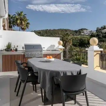 Refurbished 2 bedroom apartment with stunning golf views in La Quinta, Benahavis Picture 28