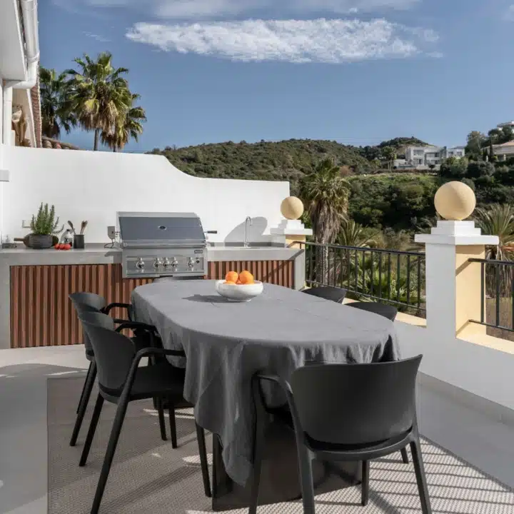 Refurbished 2 bedroom apartment with stunning golf views in La Quinta, Benahavis Picture