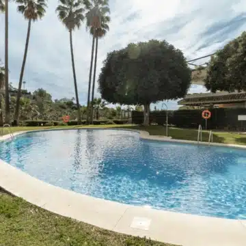 Refurbished 2 bedroom apartment with stunning golf views in La Quinta, Benahavis Picture 1