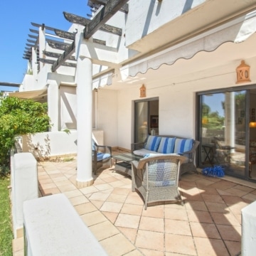 Wonderful ground floor apartment with golf views in Selwo, Estepona Picture 1